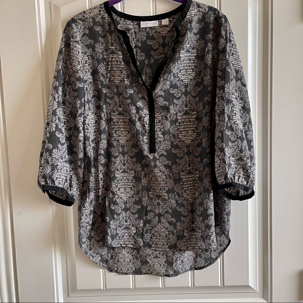 2/$16 New York & Company Gray Print V Neck Blouse; SZ S; Good Condition